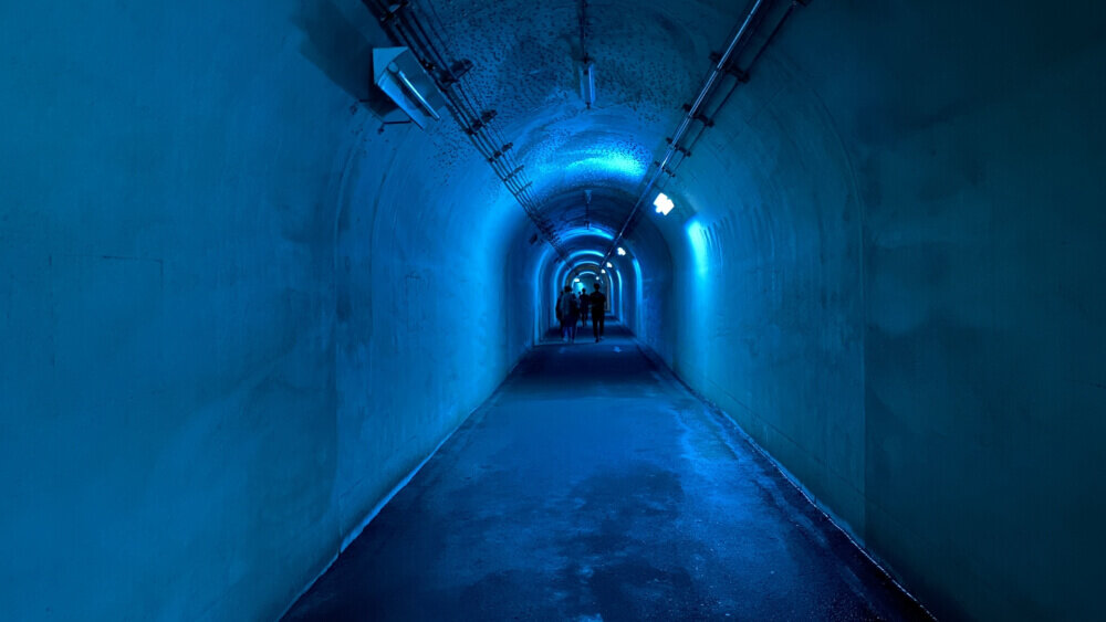 青く光るトンネル
