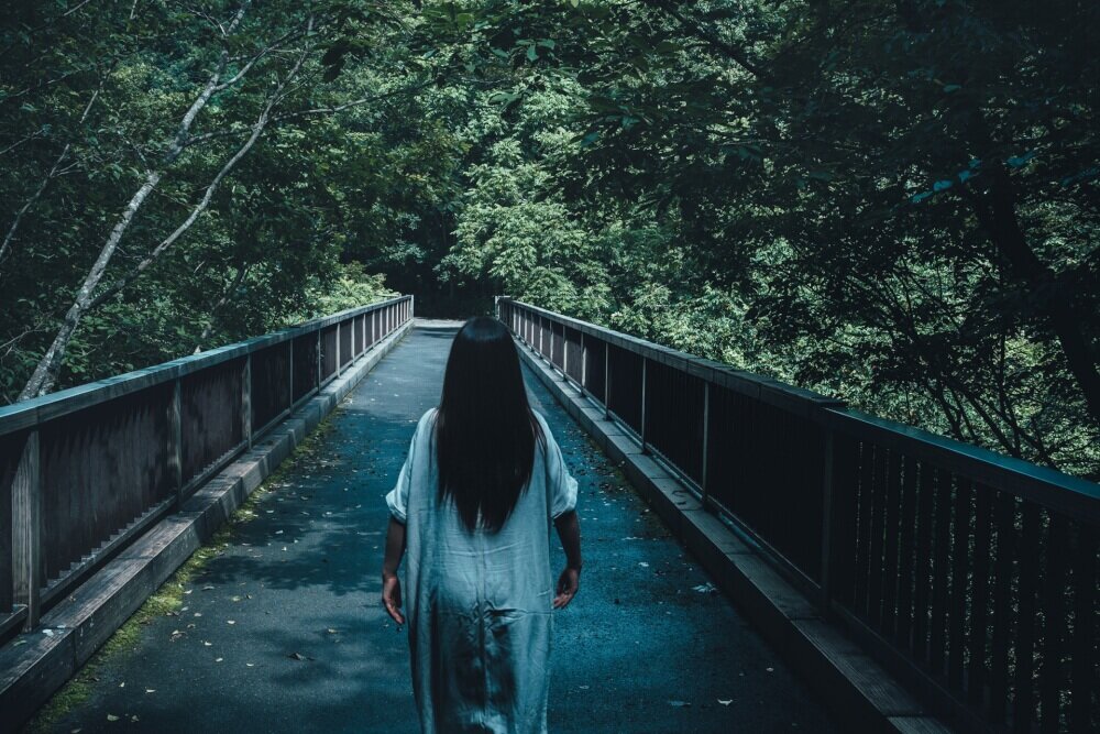 橋の上に佇む女性の幽霊