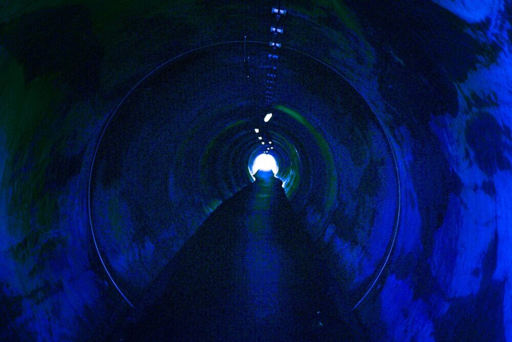 暗いトンネルのイメージ画像
