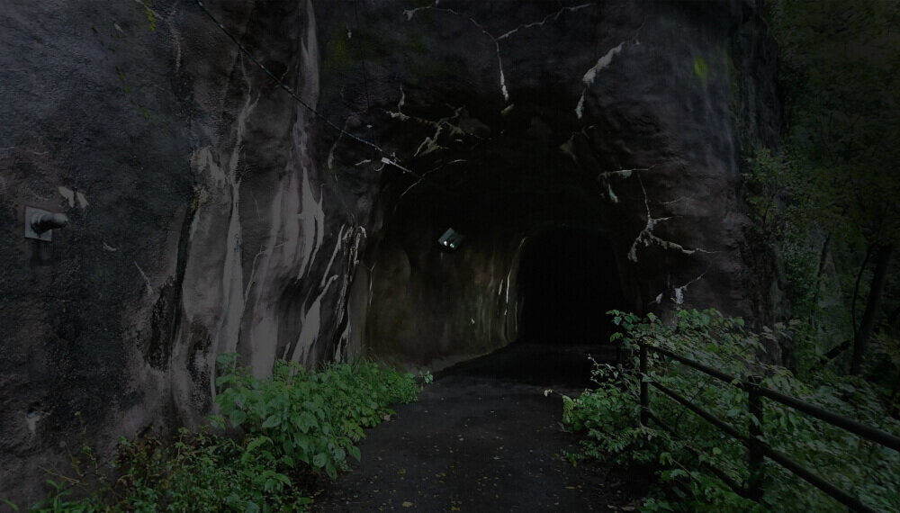 暗い隧道の入り口の写真