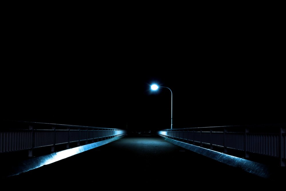 ライトに照らされる橋