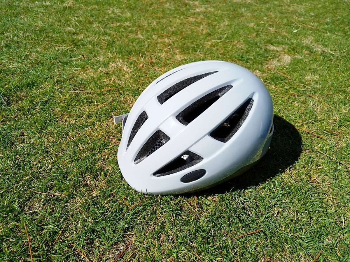 芝生の上のヘルメット