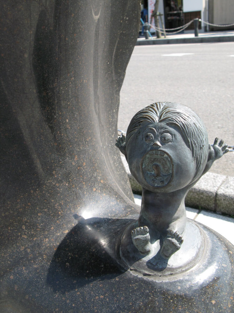 川赤子のブロンド像の写真