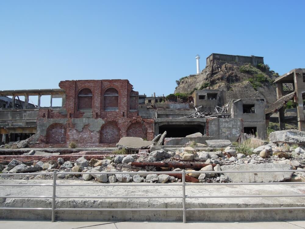 軍艦島の中にある廃墟の写真