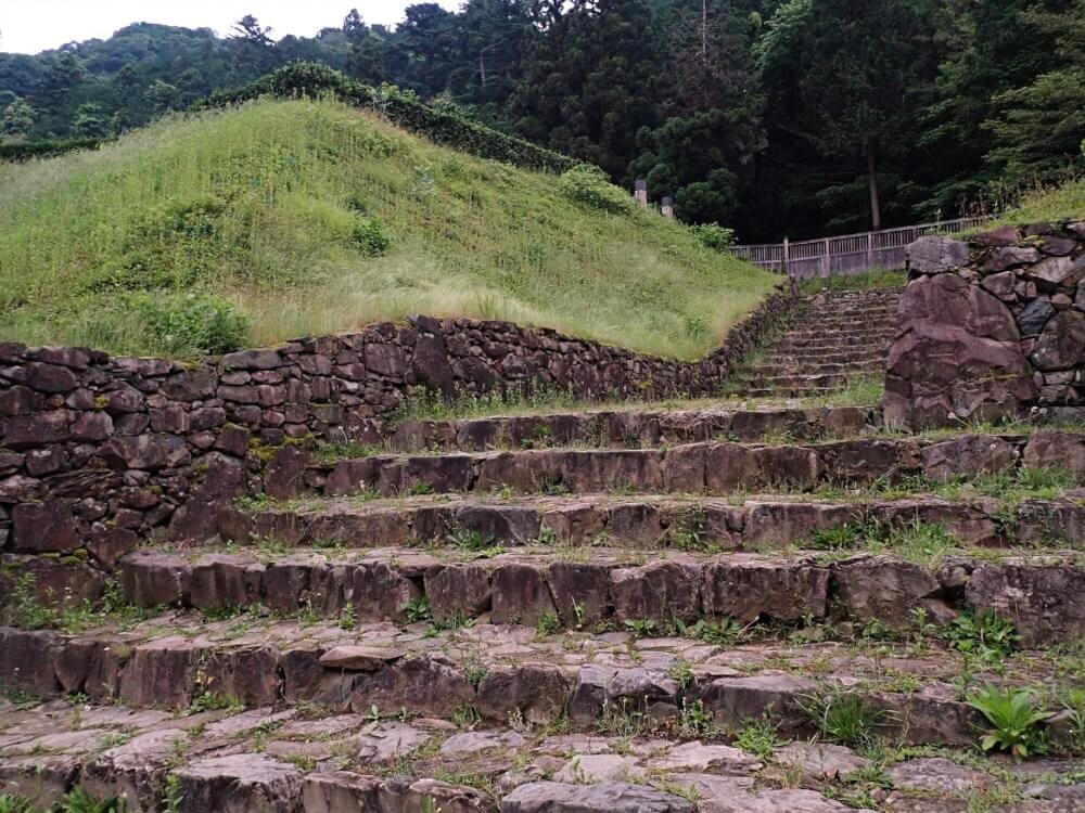 八王子城跡に繋がる階段の写真