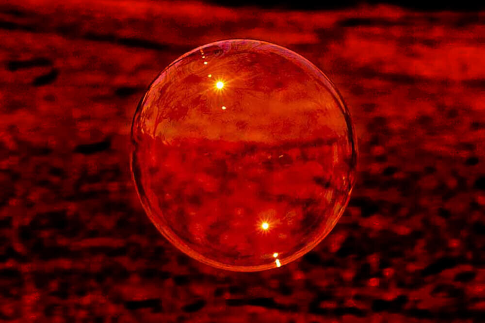 赤い背景と赤い球のイメージ画像