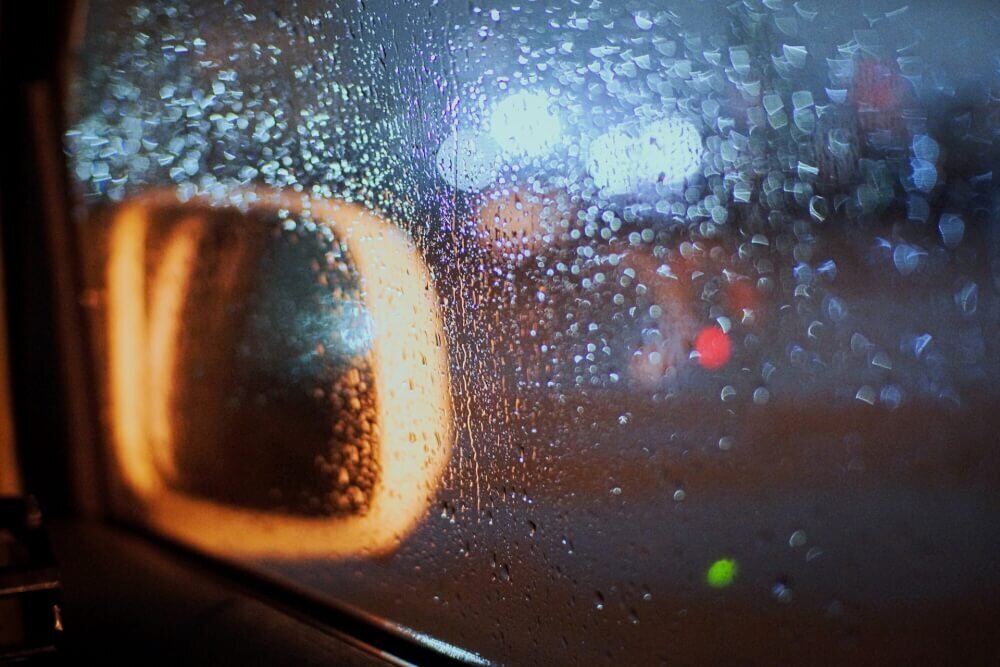 雨の車窓の写真