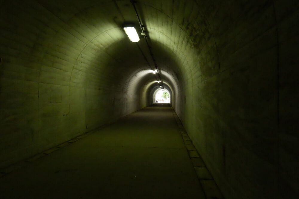 暗いトンネルの写真