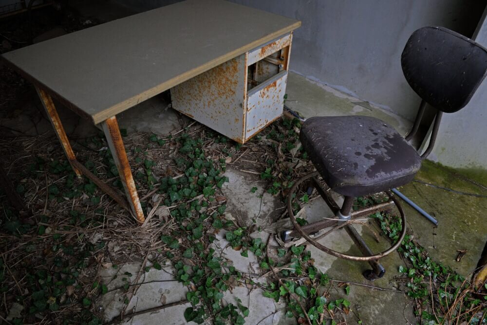 錆びた机と椅子の写真