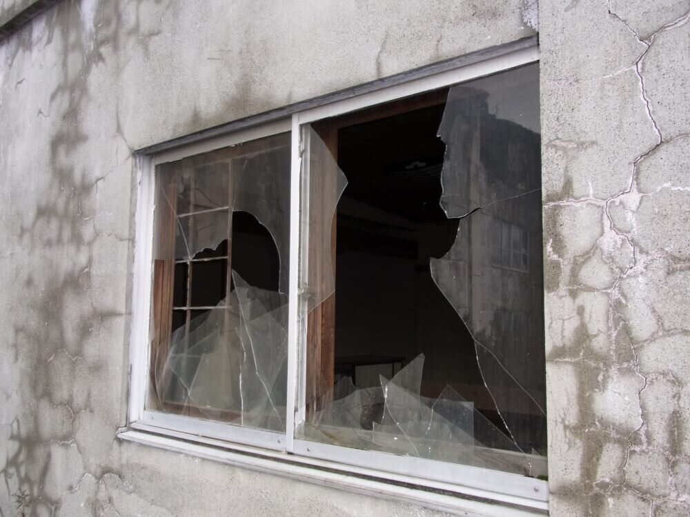 窓ガラスが割れた廃墟の写真